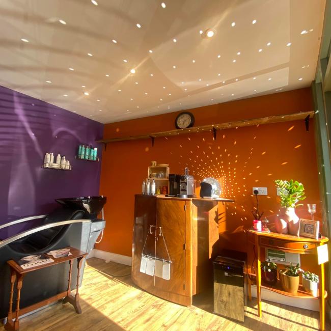 The Bee Hive, salon photo 3